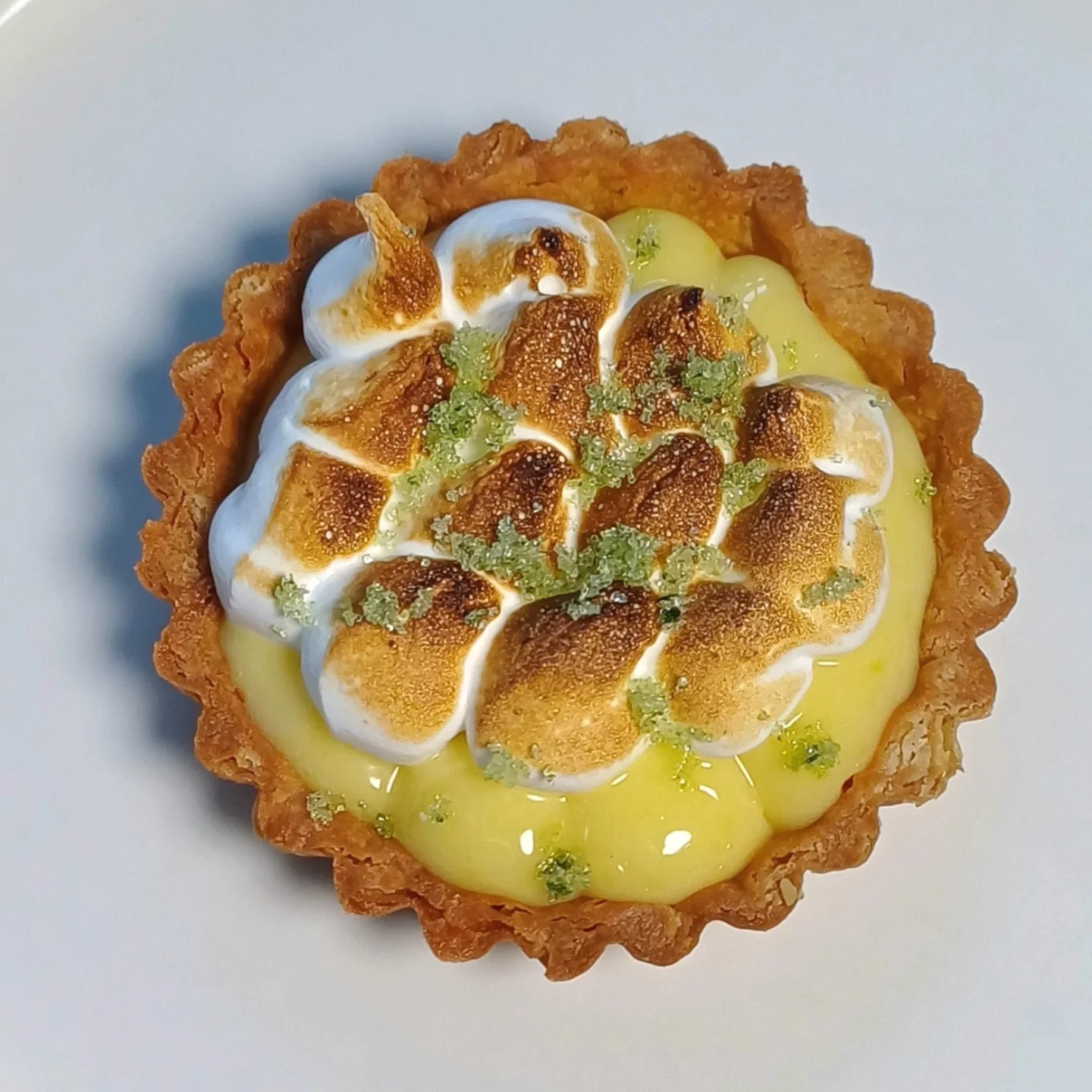 Citrontærte med brændt marengs og revet lime