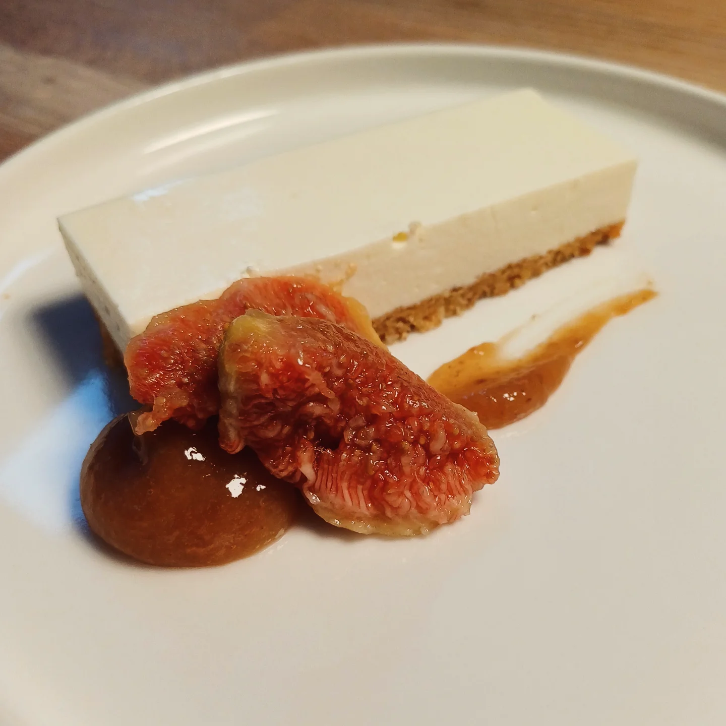Cremet dessert med friske figner og frugtkompot