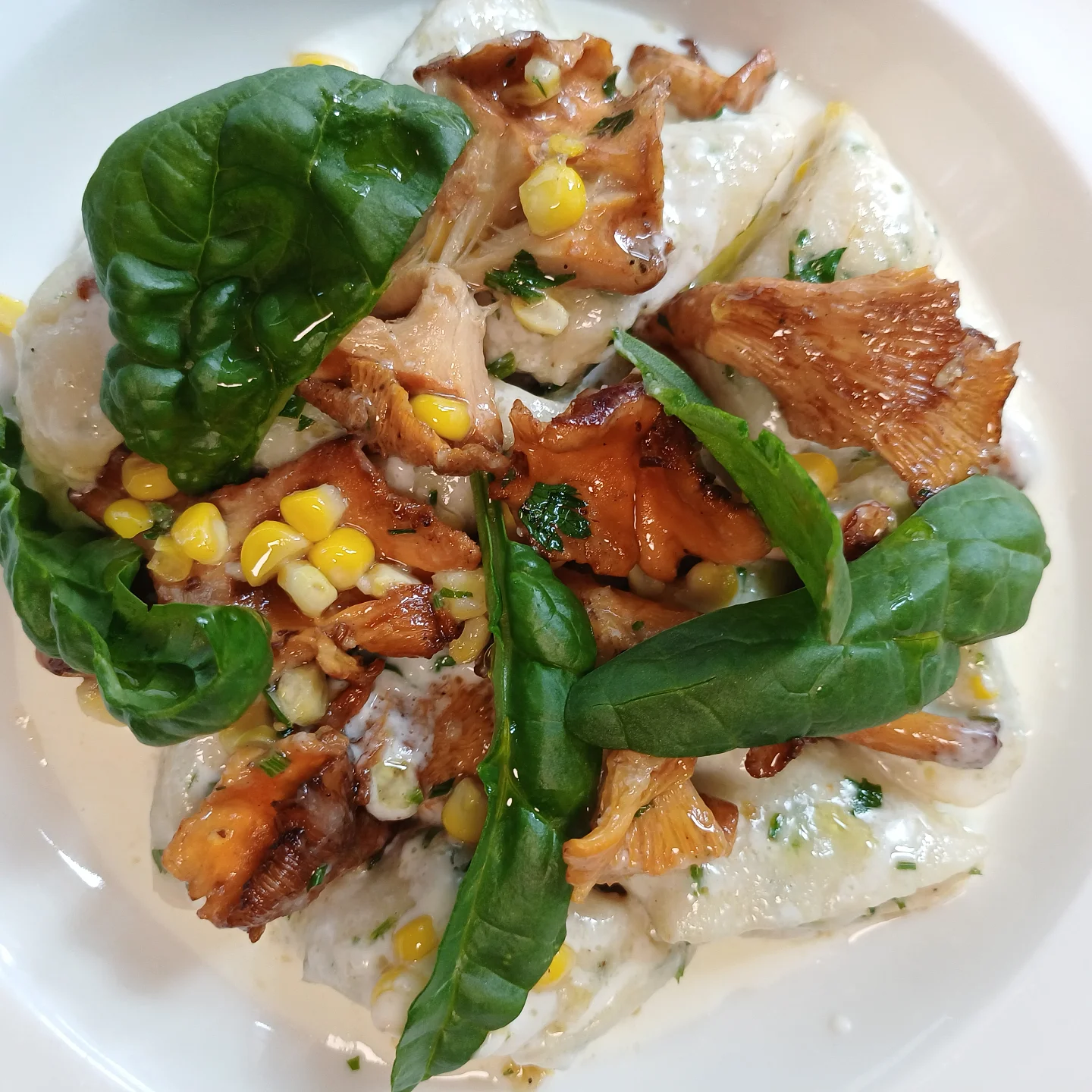 Pasta med sprødstegte kantareller, majs og frisk spinat
