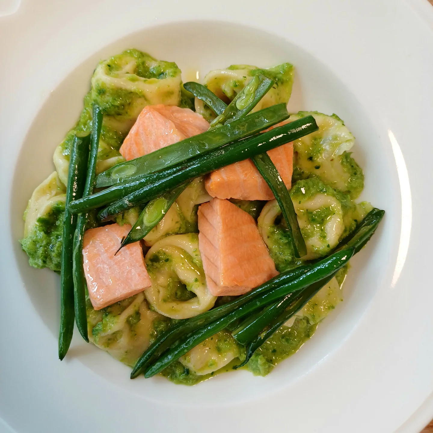 Hjemmelavet pasta med laks, grønne bønner og urtepesto