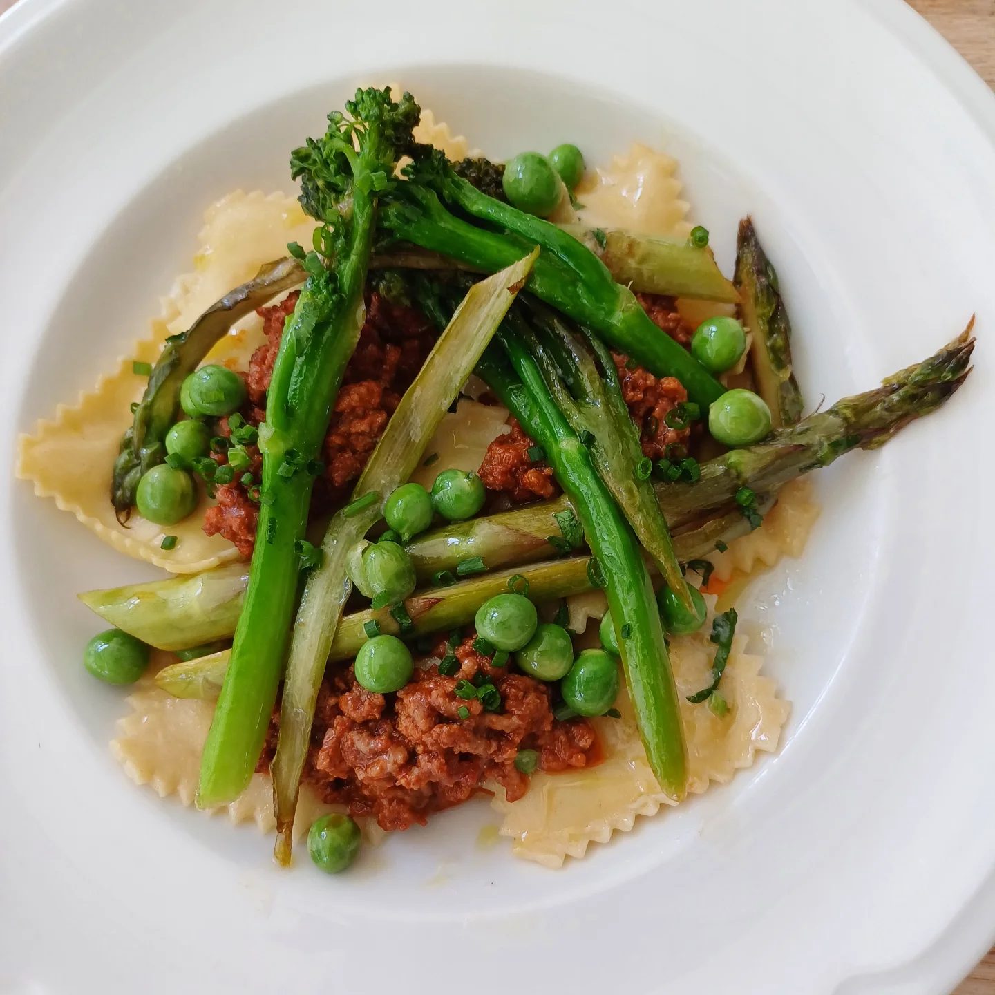 Ravioli med kødragù, grønne asparges og ærter