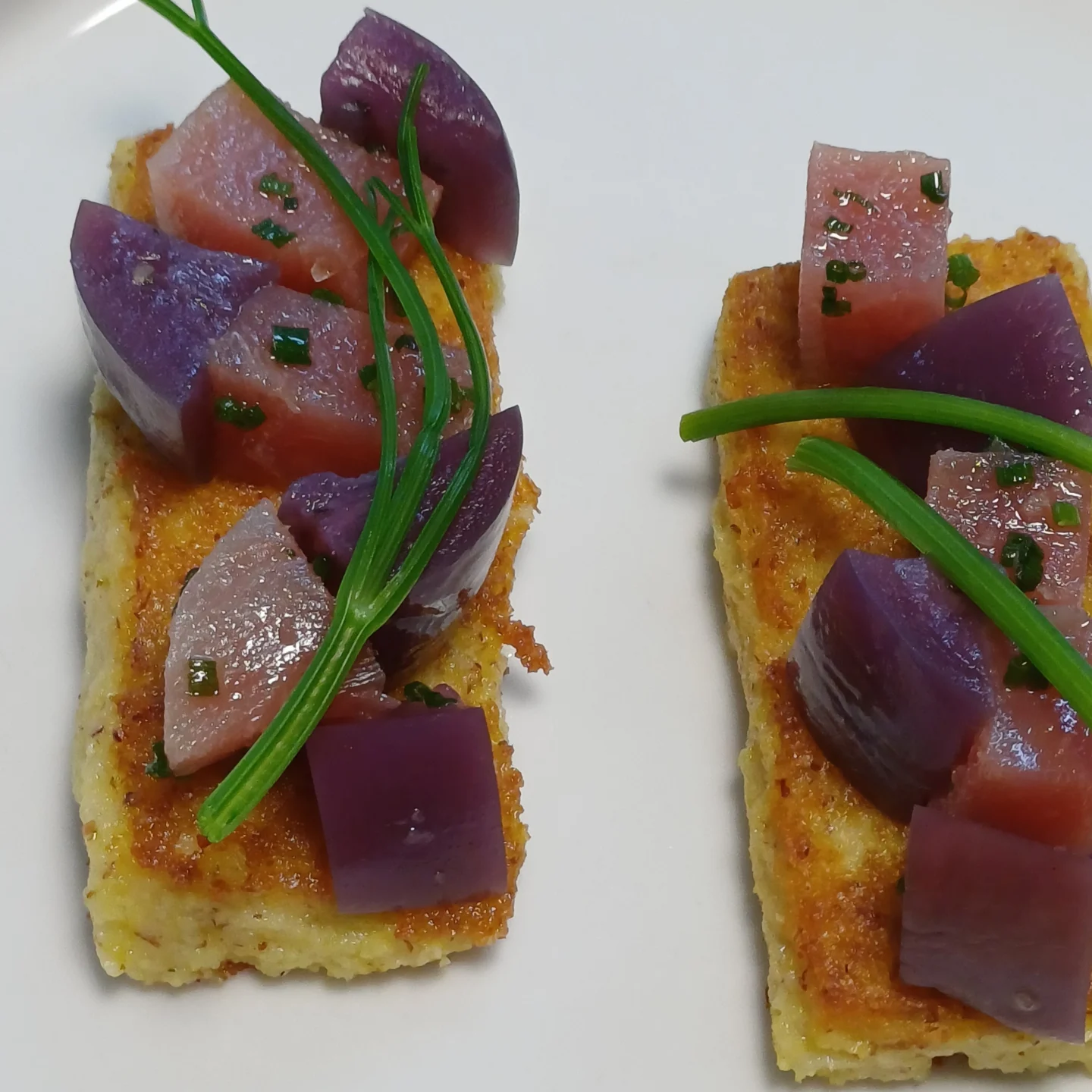 Sprød polenta med marineret fisk, syltet løg og purløg
