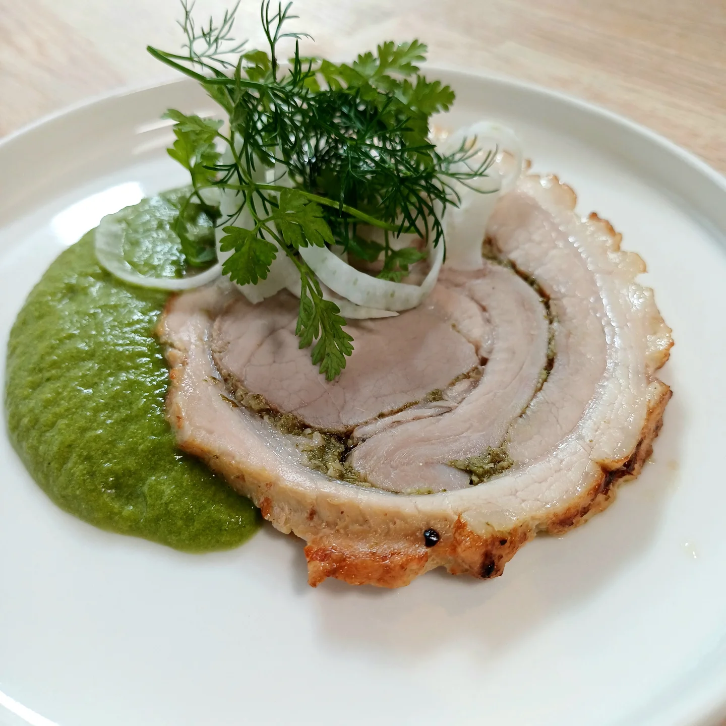 Sprød porchetta med grøn urtesauce og friske krydderurter