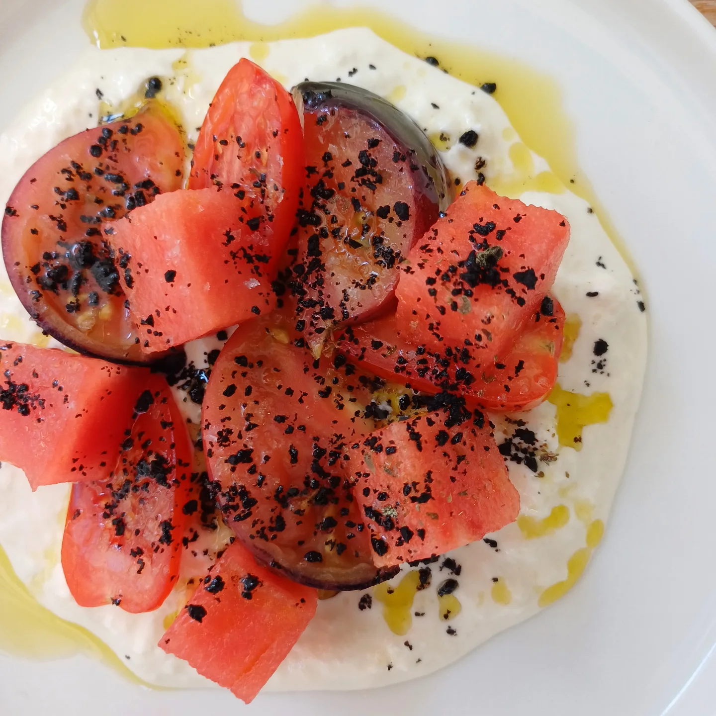 Hjemmelavet stracciatella med letsyltede tomater og vandmelon hos Prezzemolo i Aarhus